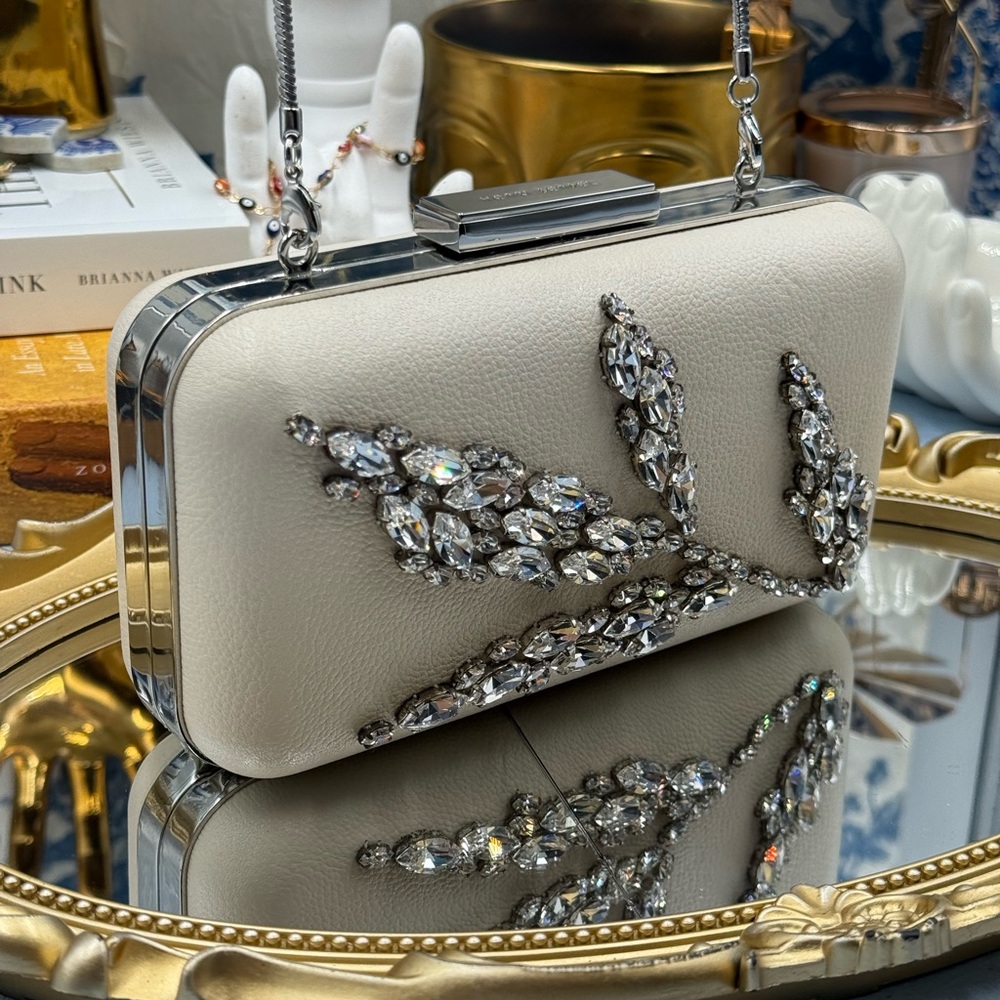 🆕 HENRI BENDEL 🧿 NWOT Ivory Leafy Crystal Embellished Clutch, with Chain Strap - Picture 15 of 15